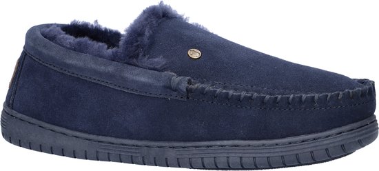 Donkerblauwe suède pantoffel met lamsvel voering en een metalen logo.