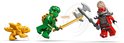 Groene LEGO ninja met gouden zwaard vecht tegen rode LEGO krijger met bijl, naast gele draak.