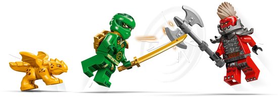 Groene LEGO ninja met gouden zwaard vecht tegen rode LEGO krijger met bijl, naast gele draak.