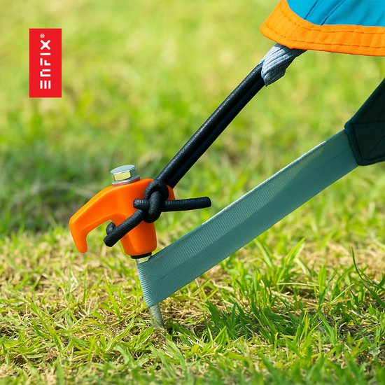 Oranje haring met een gebogen metalen punt in het gras.