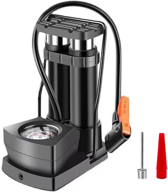 Zwarte dubbele cilinder voetpomp met drukmeter, slang en ventiel, met naald en rode adapter.