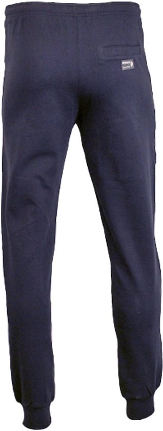Achterkant donkere joggingbroek met een klein logo op de achterzak.