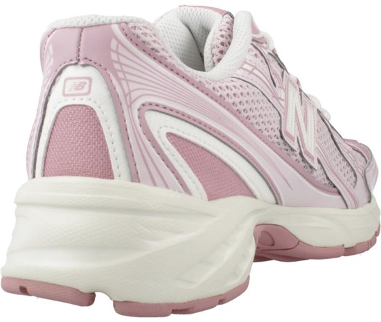 Roze New Balance sneaker met beige zool, van achteren gezien.