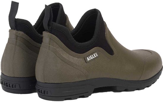 Groene Aigle laarzen, achterkant zichtbaar, met zwarte randen en zolen.