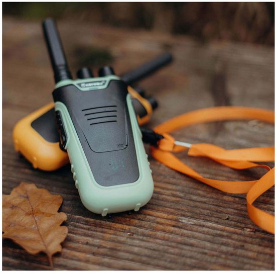 Groene en oranje Kidywolf KIDYTALK walkietalkies met oranje lint op een houten ondergrond.