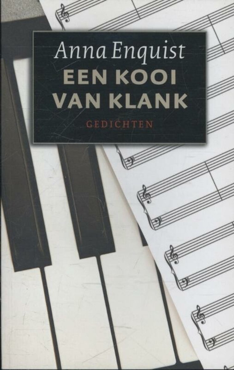 Boek 'Een kooi van klank' van Anna Enquist, met pianotoetsen en muziekpapier op de omslag.