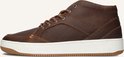 Close-up van een bruine leren mid-top sneaker. Witte zool met HUB-opschrift en bruine veters.