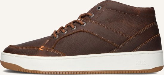 Close-up van een bruine leren mid-top sneaker. Witte zool met HUB-opschrift en bruine veters.