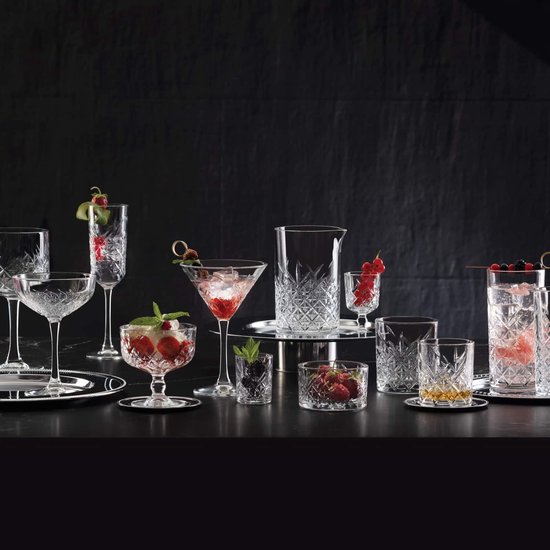Divers verres à motif losange, y compris des coupes, des verres à vin, de grands verres et de petits verres avec des fruits.