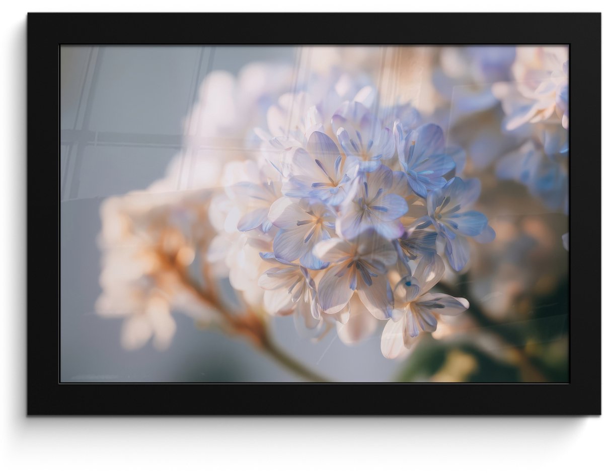 FrameYourWall Poster in lijst - Fotolijst 30x20 cm - Posters - Bloemen - Lichtblauw - Wazig - Trosje - Posterlijst zwart - Decoratie - Wanddecoratie woonkamer - Muurdecoratie slaapkamer
