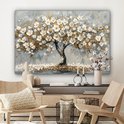 Schilderij van een boom met witte en gouden bloesems tegen een grijze achtergrond, met bloesems op de grond.