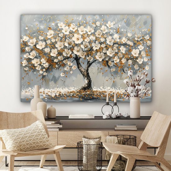 Schilderij van een boom met witte en gouden bloesems tegen een grijze achtergrond, met bloesems op de grond.