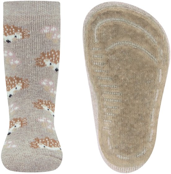 Beige sokken met een patroon van egels en kleine bloemetjes. De onderkant is voorzien van antislip nopjes.