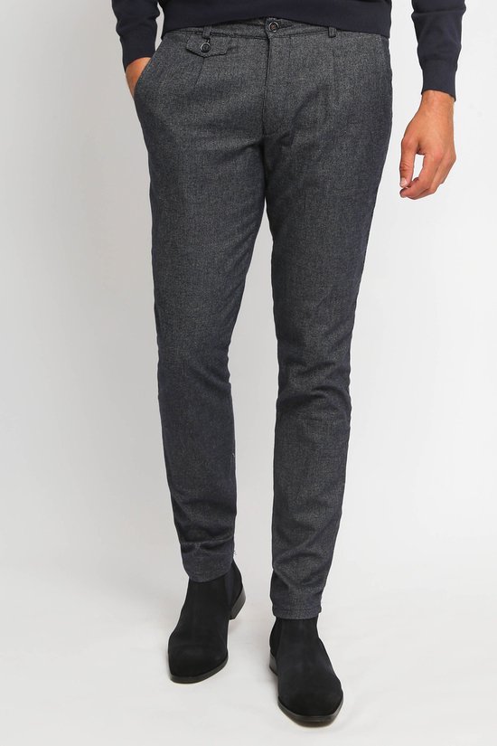 Donkerblauwe chino broek met een gedetailleerde weving, gedragen door een model.