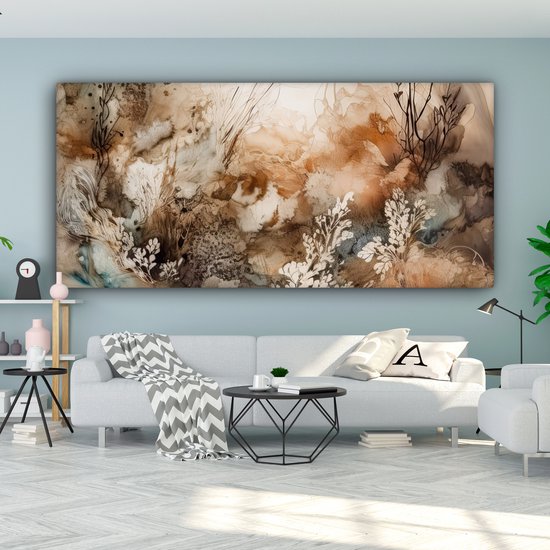 Abstract schilderij in beige, bruin en wit met bloemachtige en takvormige details. Hangt boven een bank in een woonkamer met blauwe muren.
