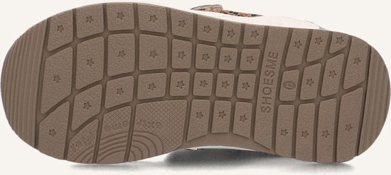 Onderkant van een bruine sneaker met Shoesme logo en sterretjes profiel.