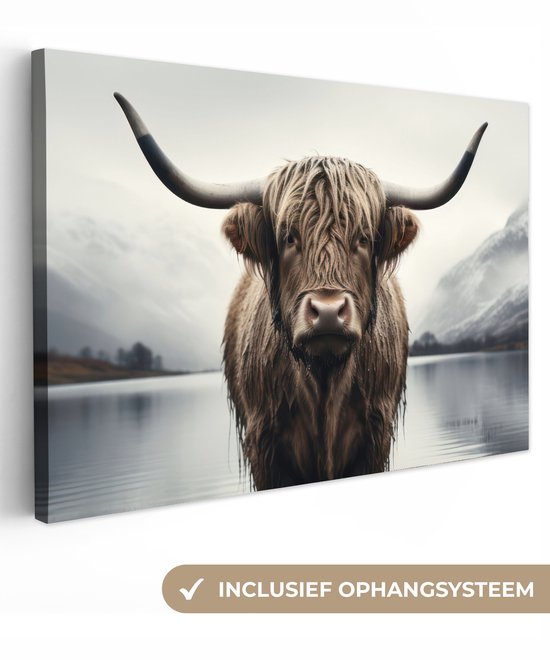 Een Schotse hooglander met lange hoorns staat in het water met een meer en bergen op de achtergrond. Inclusief ophangsysteem.