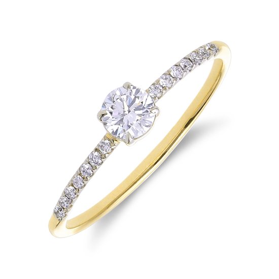 Bague en or 14 carats avec un diamant rond au centre, flanquée de plus petits diamants taillés.