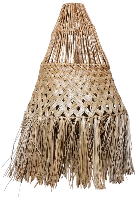 Hanglamp van naturelkleurig gras met een smalle, open bovenkant en een breed, gevlochten middenstuk met franjes.
