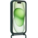 Donkergroen telefoonhoesje met nekkoord voor de iPhone 15 Pro.