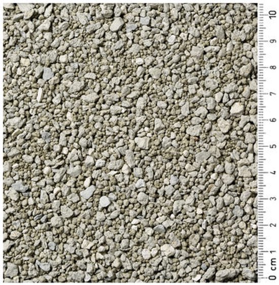 Grijze, fijne klontvormende kattenbakvulling op een witte achtergrond met een centimetermaat.