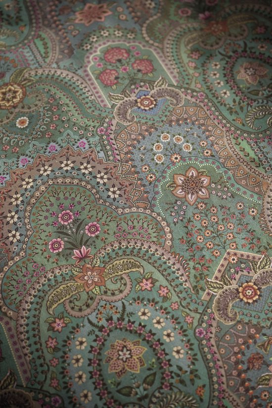 Detail van een groen dekbedovertrek met een uitgebreide paisley print van bloemen.