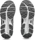 Onderkant van grijze ASICS sneakers met een gestreept patroon en zichtbare GEL demping.