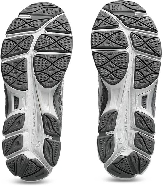 Onderkant van grijze ASICS sneakers met een gestreept patroon en zichtbare GEL demping.