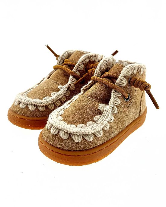 Lichtbruine suède veterboots met crèmekleurige breiwolrand, bont gevoerd en bruine veters.