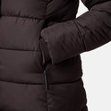 Detailopname van een zak met rits en een gebreide boord aan de mouw van de bruine jas.