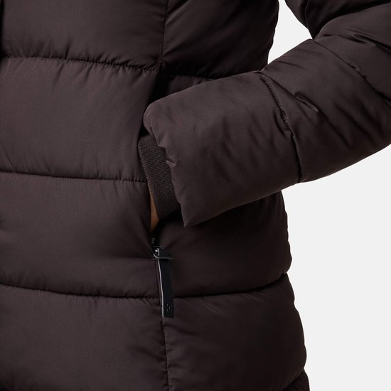 Detailopname van een zak met rits en een gebreide boord aan de mouw van de bruine jas.