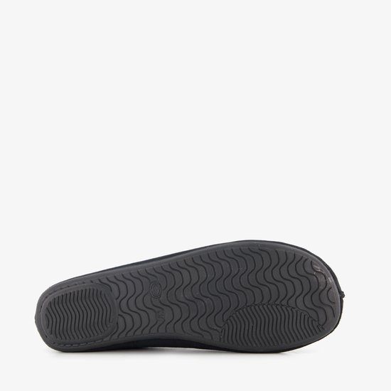 Zool van een zwarte pantoffel met golvend profiel.