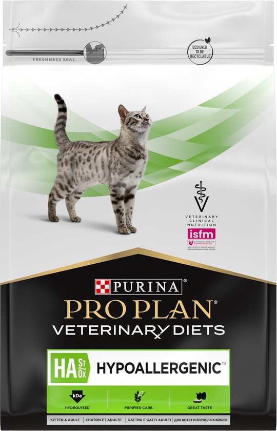 Zak kattenvoer Purina Pro Plan Veterinary Diets HA Hypoallergenic met een gestreepte kat.