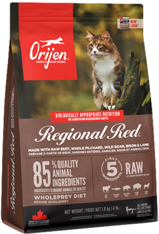 Orijen Regional Red kattenvoer met een kat op een boomstronk. 85% animal ingredients, first 5 raw.