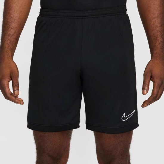 Zwarte Nike shorts met een witte swoosh op de linker broekspijp.