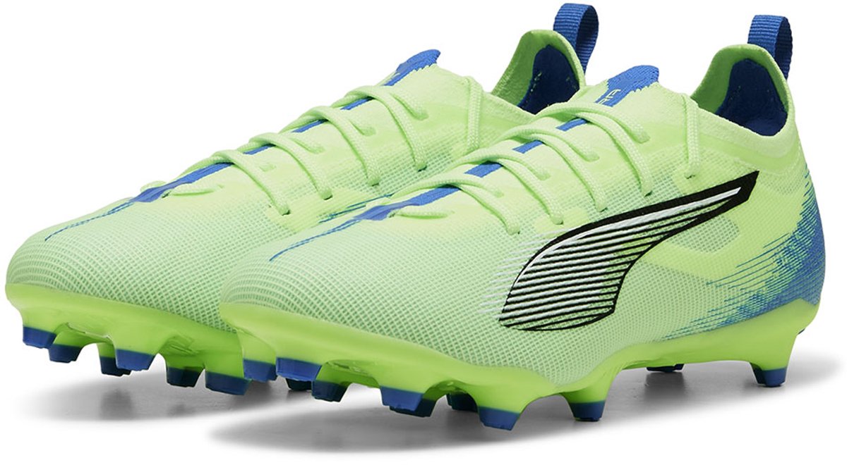 Groene Puma Ultra 5 Pro FG/AG junior voetbalschoenen, met blauwe accenten en FastTrax-noppen voor optimale snelheid.