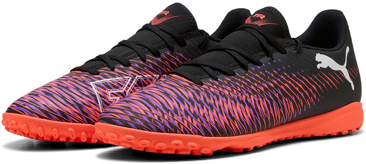 Puma FUTURE 8 PLAY TT voetbalschoenen in zwart met felgekleurde details, lichtgewicht bovenwerk en slip-on tong.