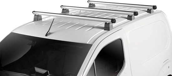 Barres de toit en aluminium argenté avec pieds noirs sur une camionnette blanche.