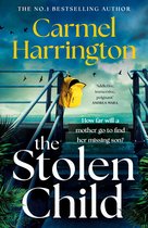 Couverture du livre 'The Stolen Child' par Carmel Harrington. Un sac à dos jaune est suspendu à une balustrade au-dessus d'un escalier menant à la mer. Le titre et le nom de l'auteur sont bien en évidence.