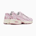 Achterkant van lichtroze New Balance sneakers met beige en roze accenten.
