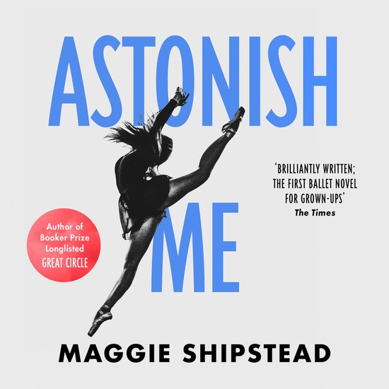 Boek cover van "Astonish Me" van Maggie Shipstead met een ballerina in een sprong, de tekst "Astonish Me" en "Maggie Shipstead".