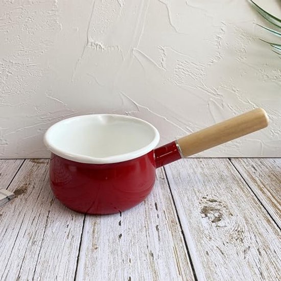 Bruine Le Creuset gietijzeren sauspan met schenktuit in de winkel van