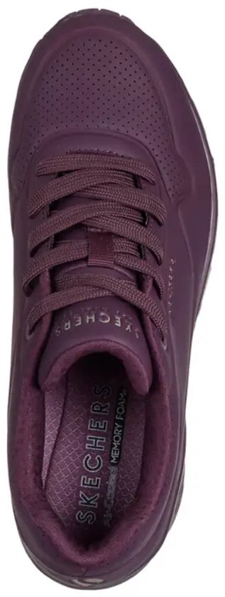 Sneaker Skechers UNO bordeaux, vue de dessus, avec lacets et amorti à air.