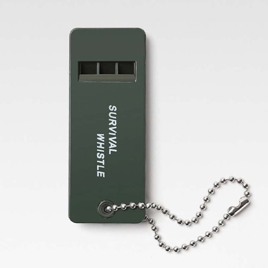 Donkergroen survival fluitje met metalen ketting, tekst "SURVIVAL WHISTLE".