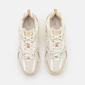 Bovenkant van beige New Balance 530 sneakers met witte veters.