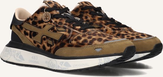 Dames sneaker met panterprint ponyhaar, bruine suède details en dikke witte zool met tekst.