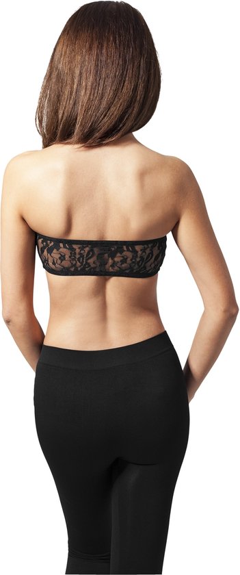 Achterkant van model in zwarte kanten bandeau top en zwarte legging.