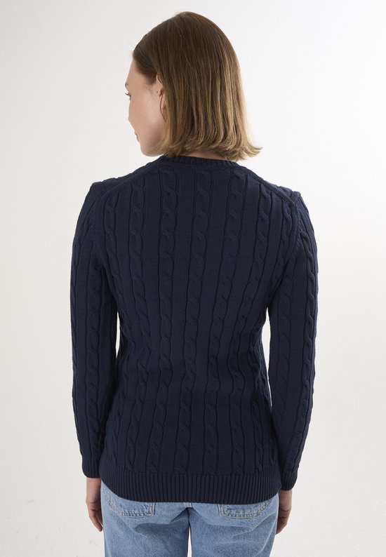 Donkerblauwe kabelgebreide trui met lange mouwen, achterkant, gedragen door een model met een spijkerbroek.