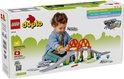 LEGO Duplo 10426 treinbrug en rails uitbreidingsset verpakking met jongen en oranje bruggen.