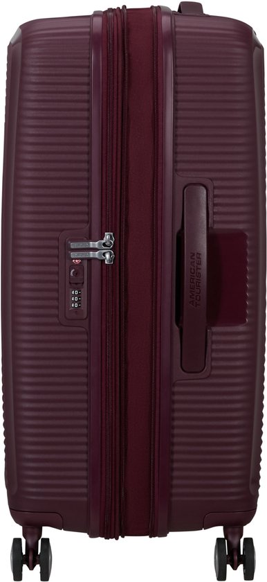 Achterkant van een bordeauxrode American Tourister spinner koffer met ritssluiting, handvat en TSA-slot.